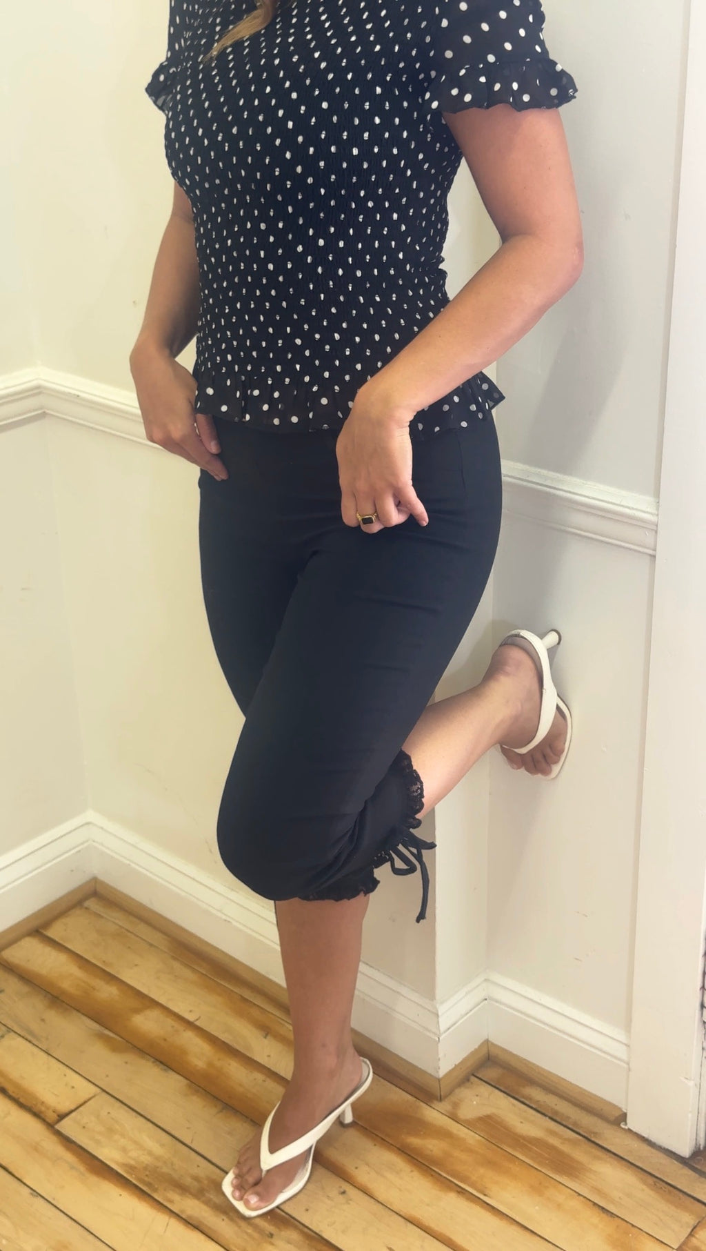 Stretchy woven v-cut waistline capri pants w/ lace detail