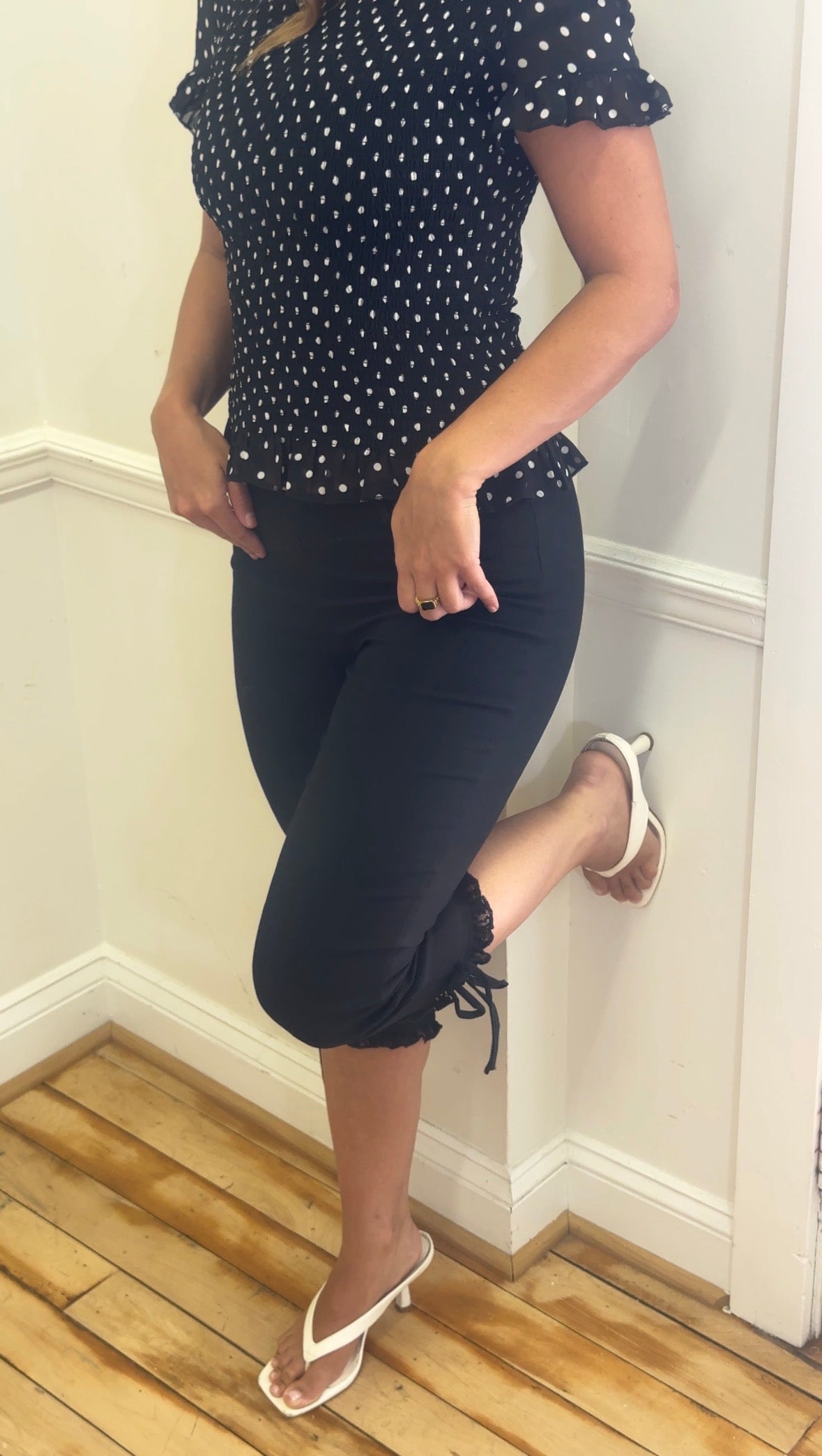 Stretchy woven v-cut waistline capri pants w/ lace detail