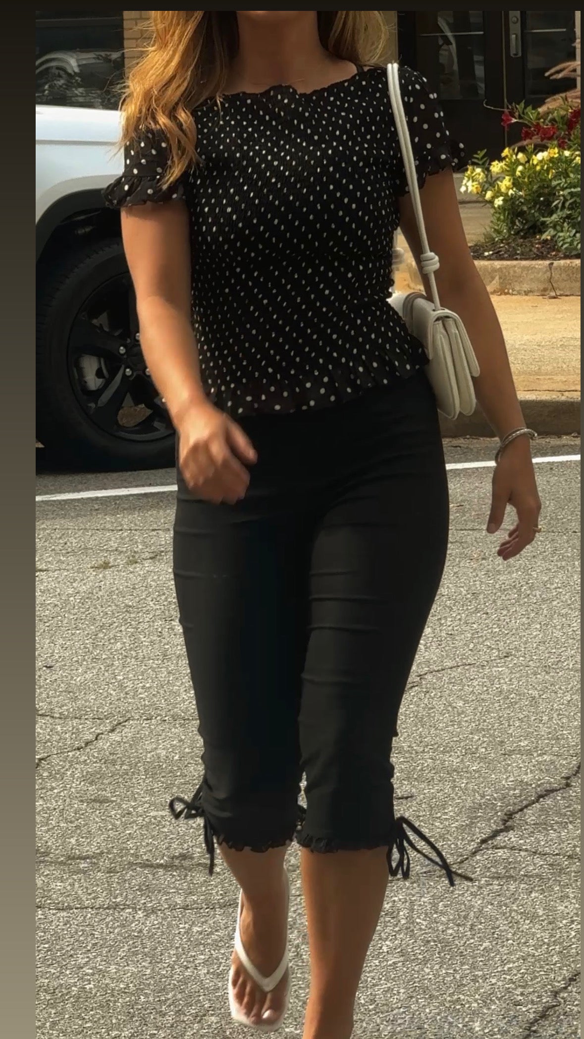 Stretchy woven v-cut waistline capri pants w/ lace detail