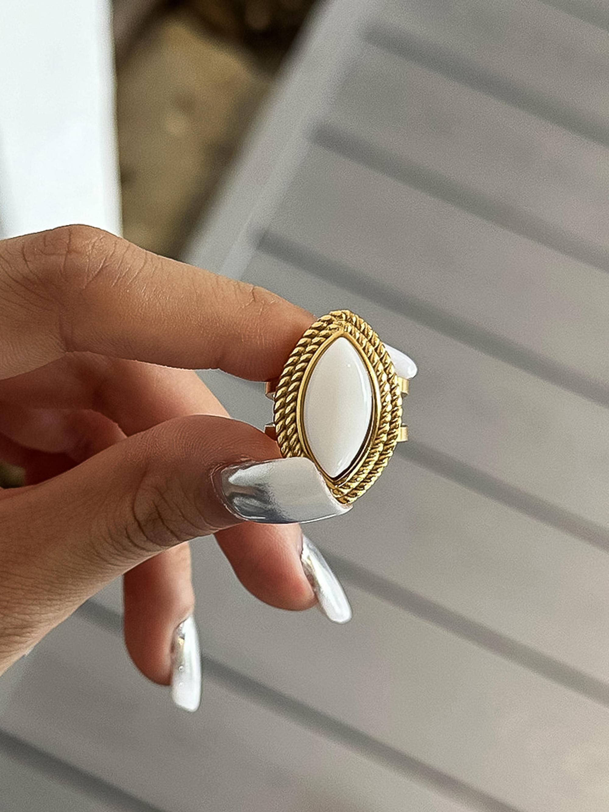 Charmelle 18K Gold Non-Tarnish Vintage Oval Stone Ring